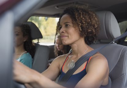 auto-plus-mother-daughter-in-car